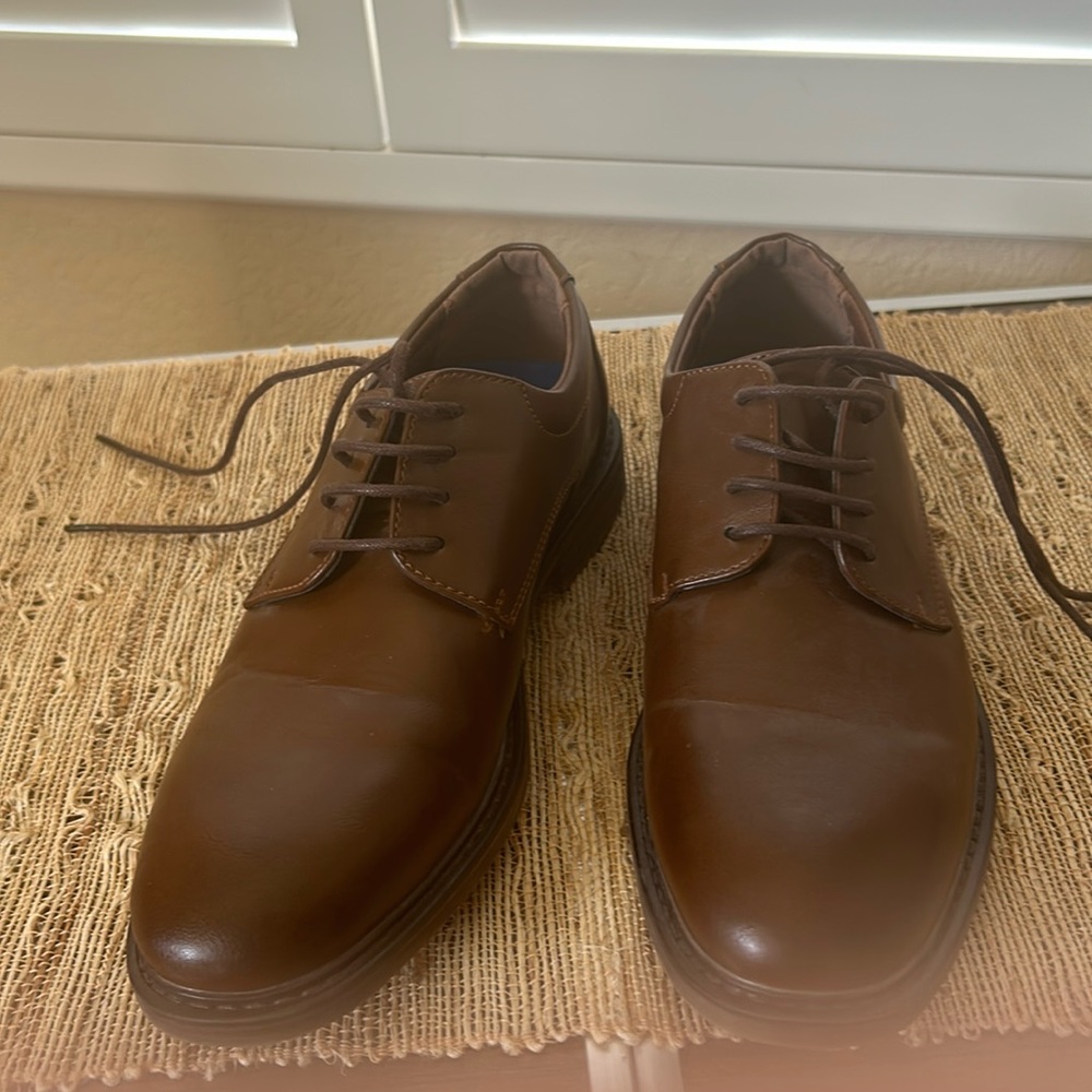 Men’s dress shoe. Size 7.5 brown man-made material